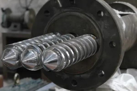 擠出機(jī)機(jī)筒螺桿裂斷的原因是什么？