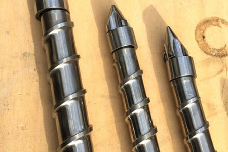 注塑機(jī)螺桿上的粘料如何去除？小編來(lái)支招！